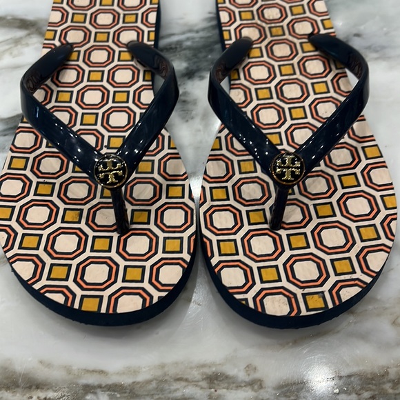 Tory Burch Flip Flops. SZ 7. Navy patent thong. Navy gold logo. - Picture 4 of 5